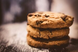 Galletas de chocolate recién horneadas apiladas